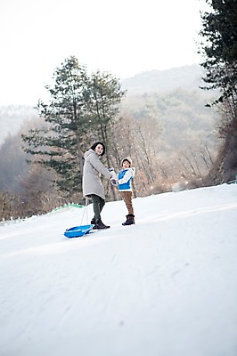 포토 JPG 주간 전신 여자 남자 아들 어린이 겨울 가족 엄마 서기 웃음 성인 야외 두명 앞모습 옆모습 30대 화목 한국인 가족라이프 당기기 썰매 양평 국내포토 자연요소 라이프스타일 계절 뷰포인트 컨셉 관계 모션 표정 사람 동양인 장년 경기도 파일형식