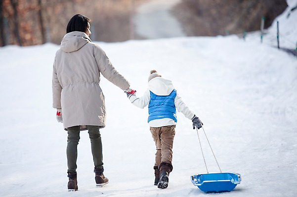 포토 JPG 주간 전신 여자 남자 아들 어린이 겨울 가족 엄마 서기 웃음 성인 야외 두명 뒷모습 30대 걷기 화목 한국인 가족라이프 당기기 썰매 양평 국내포토 자연요소 라이프스타일 계절 뷰포인트 컨셉 관계 모션 표정 사람 동양인 장년 경기도 파일형식