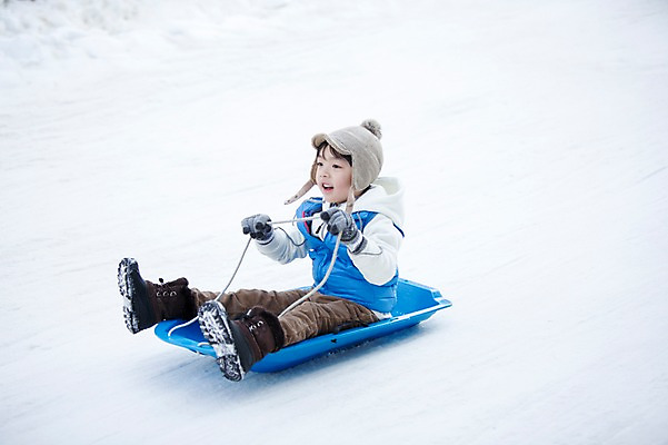 포토 JPG 주간 전신 남자 어린이 겨울 한명 웃음 앉기 야외 옆모습 화목 한국인 가족라이프 즐거움 썰매 양평 소년한명만 국내포토 자연요소 1 라이프스타일 계절 감정 뷰포인트 컨셉 가족 모션 표정 사람 동양인 경기도 남자한명만 소년만 파일형식