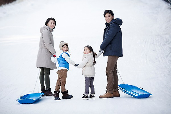포토 JPG 주간 전신 여자 남자 딸 아들 어린이 겨울 가족 엄마 서기 웃음 여러명 성인 야외 앞모습 옆모습 30대 화목 한국인 가족라이프 뒤돌아보기 아빠 즐거움 썰매 양평 국내포토 자연요소 라이프스타일 계절 감정 뷰포인트 다수 컨셉 관계 모션 표정 사람 동양인 장년 경기도 파일형식