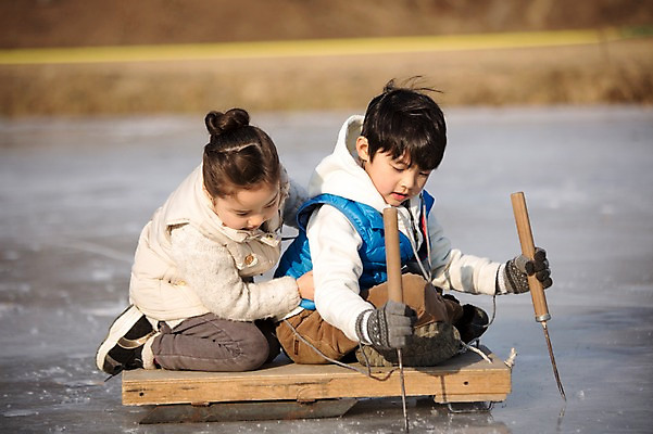 포토 JPG 주간 전신 여자 남자 어린이 겨울 가족 웃음 앉기 소녀 소년 야외 두명 앞모습 옆모습 화목 한국인 가족라이프 즐거움 빙판 양평 얼음썰매 어린이만 국내포토 자연요소 라이프스타일 계절 감정 뷰포인트 컨셉 관계 모션 표정 사람 동양인 썰매 경기도 파일형식
