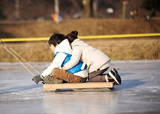 포토 JPG 주간 전신 여자 남자 어린이 겨울 가족 안기 앉기 소녀 소년 야외 두명 옆모습 뒷모습 화목 한국인 가족라이프 빙판 양평 얼음썰매 어린이만 국내포토 자연요소 라이프스타일 계절 뷰포인트 컨셉 관계 모션 사람 동양인 썰매 경기도 파일형식