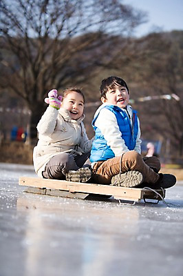 포토 JPG 주간 전신 여자 남자 어린이 겨울 가족 웃음 앉기 소녀 소년 야외 두명 앞모습 옆모습 화목 한국인 가족라이프 즐거움 빙판 양평 얼음썰매 어린이만 국내포토 자연요소 라이프스타일 계절 감정 뷰포인트 컨셉 관계 모션 표정 사람 동양인 썰매 경기도 파일형식