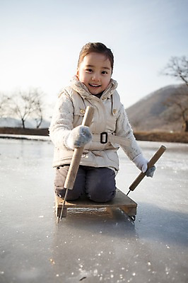 포토 JPG 주간 전신 여자 어린이 겨울 한명 웃음 앉기 야외 앞모습 화목 한국인 가족라이프 즐거움 빙판 양평 얼음썰매 소녀한명만 국내포토 자연요소 1 라이프스타일 계절 감정 뷰포인트 컨셉 가족 모션 표정 사람 동양인 썰매 경기도 여자한명만 소녀만 파일형식