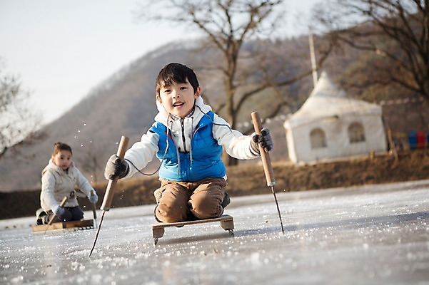 포토 JPG 주간 전신 여자 남자 어린이 겨울 가족 웃음 소녀 소년 야외 두명 앞모습 아웃포커스 화목 한국인 가족라이프 즐거움 빙판 양평 얼음썰매 어린이만 국내포토 자연요소 라이프스타일 계절 감정 뷰포인트 컨셉 관계 촬영기법 표정 사람 동양인 썰매 경기도 파일형식