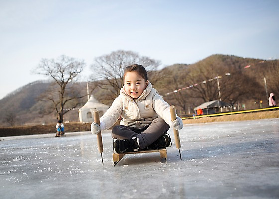포토 JPG 주간 전신 여자 어린이 겨울 한명 웃음 앉기 야외 앞모습 화목 한국인 가족라이프 즐거움 빙판 양평 얼음썰매 소녀한명만 국내포토 자연요소 1 라이프스타일 계절 감정 뷰포인트 컨셉 가족 모션 표정 사람 동양인 썰매 경기도 여자한명만 소녀만 파일형식