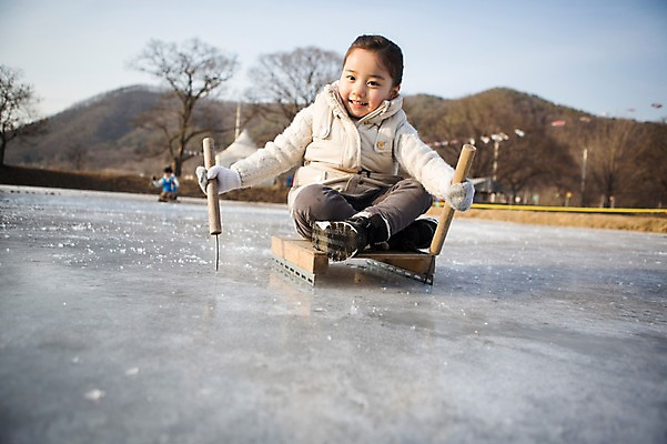 포토 JPG 주간 전신 여자 어린이 겨울 한명 웃음 앉기 야외 앞모습 화목 한국인 가족라이프 즐거움 빙판 양평 얼음썰매 소녀한명만 국내포토 자연요소 1 라이프스타일 계절 감정 뷰포인트 컨셉 가족 모션 표정 사람 동양인 썰매 경기도 여자한명만 소녀만 파일형식