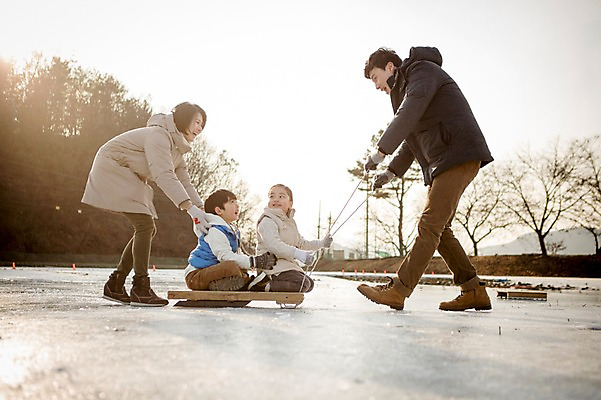 포토 JPG 주간 전신 여자 남자 딸 아들 어린이 겨울 가족 엄마 서기 웃음 앉기 여러명 성인 야외 앞모습 옆모습 30대 화목 한국인 가족라이프 아빠 당기기 밀기 즐거움 양평 얼음썰매 국내포토 자연요소 라이프스타일 계절 감정 뷰포인트 다수 컨셉 관계 모션 표정 사람 동양인 장년 썰매 경기도 파일형식