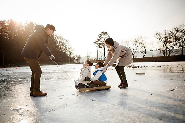 포토 JPG 주간 전신 여자 남자 딸 아들 어린이 겨울 가족 엄마 서기 웃음 앉기 여러명 성인 야외 앞모습 옆모습 30대 화목 한국인 가족라이프 아빠 당기기 밀기 즐거움 양평 얼음썰매 국내포토 자연요소 라이프스타일 계절 감정 뷰포인트 다수 컨셉 관계 모션 표정 사람 동양인 장년 썰매 경기도 파일형식
