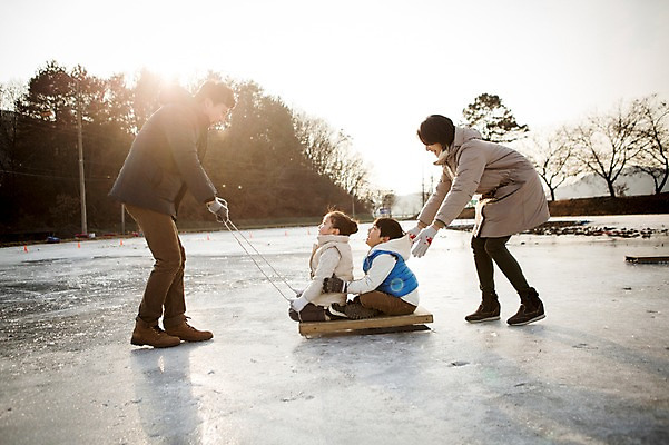 포토 JPG 주간 전신 여자 남자 딸 아들 어린이 겨울 가족 엄마 서기 웃음 앉기 여러명 성인 야외 앞모습 옆모습 30대 화목 한국인 가족라이프 아빠 당기기 밀기 즐거움 양평 얼음썰매 국내포토 자연요소 라이프스타일 계절 감정 뷰포인트 다수 컨셉 관계 모션 표정 사람 동양인 장년 썰매 경기도 파일형식