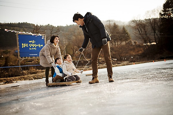 포토 JPG 주간 전신 여자 남자 딸 아들 어린이 겨울 가족 엄마 서기 웃음 앉기 여러명 성인 야외 앞모습 옆모습 30대 화목 한국인 가족라이프 아빠 당기기 밀기 즐거움 양평 얼음썰매 국내포토 자연요소 라이프스타일 계절 감정 뷰포인트 다수 컨셉 관계 모션 표정 사람 동양인 장년 썰매 경기도 파일형식