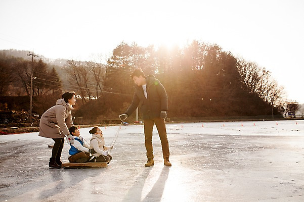 포토 JPG 주간 전신 여자 남자 딸 아들 어린이 겨울 가족 엄마 서기 웃음 앉기 여러명 성인 야외 앞모습 옆모습 30대 화목 한국인 가족라이프 아빠 당기기 밀기 즐거움 양평 얼음썰매 국내포토 자연요소 라이프스타일 계절 감정 뷰포인트 다수 컨셉 관계 모션 표정 사람 동양인 장년 썰매 경기도 파일형식