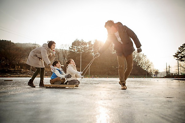 포토 JPG 주간 전신 여자 남자 딸 아들 어린이 겨울 가족 엄마 서기 웃음 앉기 여러명 성인 야외 앞모습 옆모습 30대 화목 한국인 가족라이프 아빠 당기기 밀기 즐거움 양평 얼음썰매 국내포토 자연요소 라이프스타일 계절 감정 뷰포인트 다수 컨셉 관계 모션 표정 사람 동양인 장년 썰매 경기도 파일형식