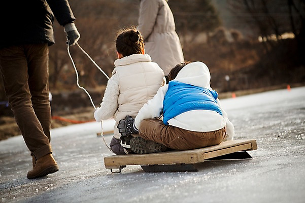 포토 JPG 주간 전신 여자 남자 딸 아들 어린이 겨울 가족 엄마 서기 앉기 여러명 성인 야외 뒷모습 30대 화목 한국인 가족라이프 아빠 당기기 양평 얼음썰매 국내포토 자연요소 라이프스타일 계절 뷰포인트 다수 컨셉 관계 모션 사람 동양인 장년 썰매 경기도 파일형식
