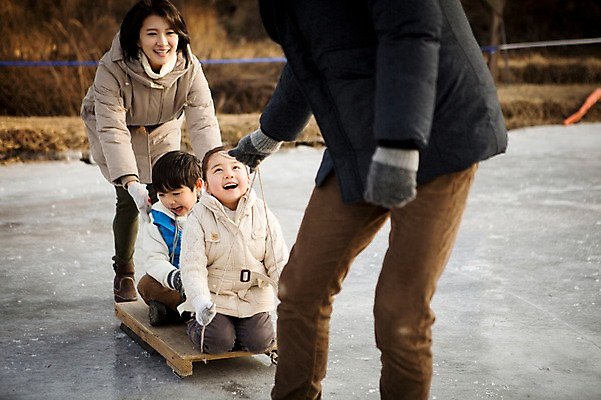 포토 JPG 주간 전신 여자 남자 딸 아들 어린이 겨울 가족 엄마 웃음 여러명 성인 야외 앞모습 옆모습 30대 화목 한국인 가족라이프 아빠 즐거움 빙판 양평 얼음썰매 국내포토 자연요소 라이프스타일 계절 감정 뷰포인트 다수 컨셉 관계 표정 사람 동양인 장년 썰매 경기도 파일형식