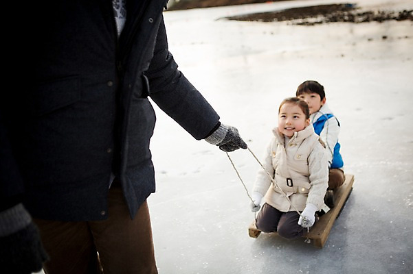 포토 JPG 주간 전신 여자 남자 어린이 겨울 가족 서기 웃음 앉기 성인 야외 앞모습 아웃포커스 세명 30대 화목 한국인 가족라이프 당기기 즐거움 빙판 양평 얼음썰매 국내포토 자연요소 라이프스타일 계절 감정 뷰포인트 컨셉 관계 모션 촬영기법 표정 사람 동양인 장년 썰매 경기도 파일형식