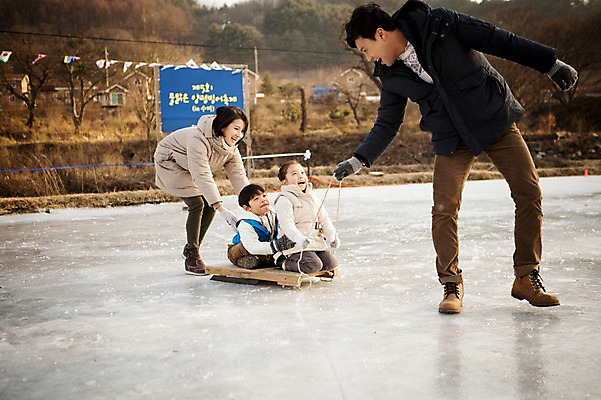 포토 JPG 주간 전신 여자 남자 딸 아들 어린이 겨울 가족 엄마 서기 웃음 앉기 여러명 성인 야외 앞모습 옆모습 30대 화목 한국인 가족라이프 아빠 당기기 밀기 즐거움 양평 얼음썰매 국내포토 자연요소 라이프스타일 계절 감정 뷰포인트 다수 컨셉 관계 모션 표정 사람 동양인 장년 썰매 경기도 파일형식
