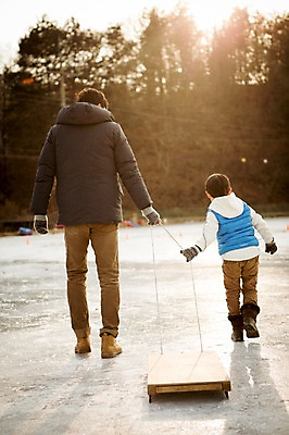 포토 JPG 주간 전신 남자 아들 어린이 겨울 가족 성인 야외 두명 뒷모습 30대 걷기 화목 한국인 가족라이프 아빠 당기기 빙판 양평 얼음썰매 국내포토 자연요소 라이프스타일 계절 뷰포인트 컨셉 관계 모션 사람 동양인 장년 썰매 경기도 파일형식