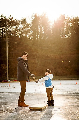 포토 JPG 주간 전신 남자 아들 어린이 겨울 가족 웃음 성인 야외 두명 앞모습 옆모습 30대 화목 한국인 가족라이프 뒤돌아보기 아빠 빙판 양평 얼음썰매 국내포토 자연요소 라이프스타일 계절 뷰포인트 컨셉 관계 모션 표정 사람 동양인 장년 썰매 경기도 파일형식