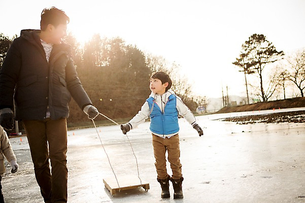 포토 JPG 주간 전신 남자 아들 어린이 겨울 가족 웃음 성인 야외 두명 앞모습 옆모습 30대 걷기 화목 한국인 가족라이프 아빠 당기기 양평 얼음썰매 국내포토 자연요소 라이프스타일 계절 뷰포인트 컨셉 관계 모션 표정 사람 동양인 장년 썰매 경기도 파일형식