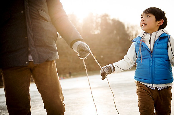 포토 JPG 주간 남자 아들 어린이 겨울 가족 웃음 상반신 성인 야외 두명 앞모습 옆모습 30대 걷기 화목 한국인 잡기 가족라이프 아빠 양평 얼음썰매 국내포토 자연요소 라이프스타일 계절 뷰포인트 컨셉 관계 모션 표정 사람 동양인 장년 썰매 경기도 파일형식