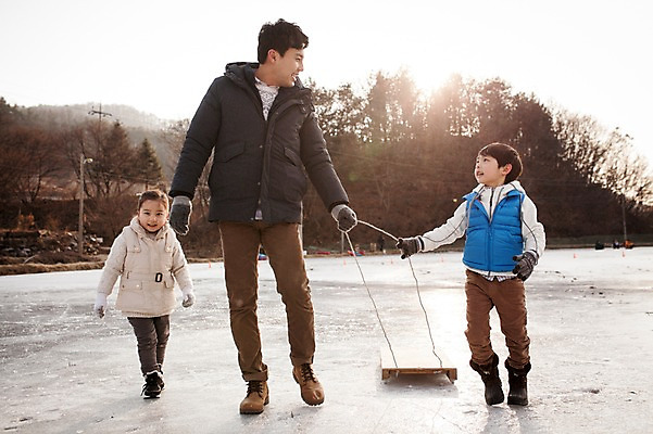 포토 JPG 주간 전신 여자 남자 딸 아들 어린이 겨울 가족 웃음 성인 야외 앞모습 옆모습 세명 30대 걷기 화목 한국인 가족라이프 아빠 당기기 즐거움 빙판 양평 얼음썰매 국내포토 자연요소 라이프스타일 계절 감정 뷰포인트 컨셉 관계 모션 표정 사람 동양인 장년 썰매 경기도 파일형식