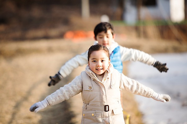 포토 JPG 주간 여자 남자 어린이 겨울 가족 팔벌리기 웃음 소녀 소년 상반신 야외 두명 앞모습 아웃포커스 걷기 화목 한국인 가족라이프 즐거움 양평 어린이만 국내포토 자연요소 라이프스타일 계절 감정 뷰포인트 컨셉 관계 모션 촬영기법 표정 사람 동양인 경기도 파일형식
