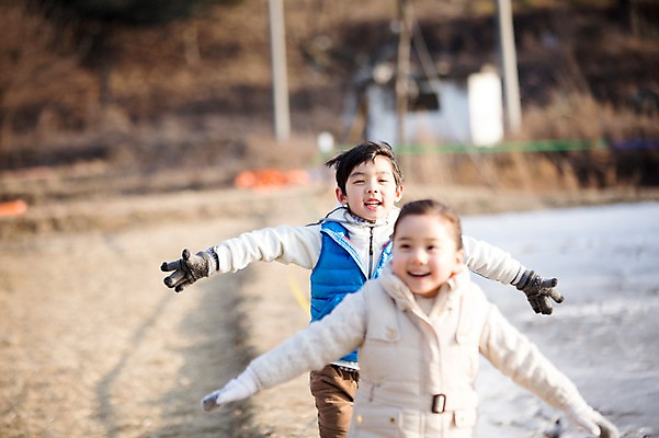 포토 JPG 주간 여자 남자 어린이 겨울 가족 팔벌리기 웃음 소녀 소년 상반신 야외 두명 앞모습 아웃포커스 걷기 화목 한국인 가족라이프 즐거움 양평 어린이만 국내포토 자연요소 라이프스타일 계절 감정 뷰포인트 컨셉 관계 모션 촬영기법 표정 사람 동양인 경기도 파일형식