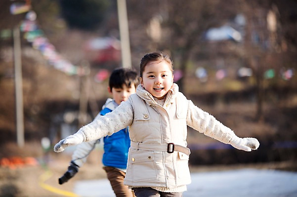 포토 JPG 주간 여자 남자 어린이 겨울 가족 팔벌리기 웃음 소녀 소년 상반신 야외 두명 앞모습 아웃포커스 걷기 화목 한국인 가족라이프 즐거움 양평 어린이만 국내포토 자연요소 라이프스타일 계절 감정 뷰포인트 컨셉 관계 모션 촬영기법 표정 사람 동양인 경기도 파일형식