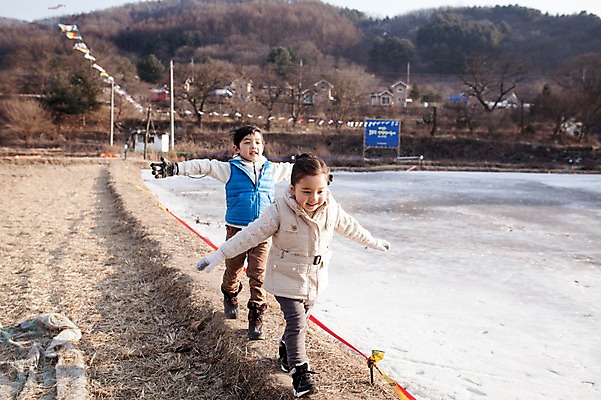 포토 JPG 주간 전신 여자 남자 어린이 겨울 가족 팔벌리기 웃음 소녀 소년 야외 두명 앞모습 옆모습 걷기 화목 한국인 가족라이프 즐거움 양평 어린이만 국내포토 자연요소 라이프스타일 계절 감정 뷰포인트 컨셉 관계 모션 표정 사람 동양인 경기도 파일형식