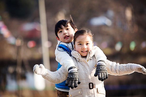 포토 JPG 주간 여자 남자 어린이 겨울 가족 팔벌리기 웃음 소녀 소년 상반신 야외 두명 앞모습 아웃포커스 화목 한국인 가족라이프 즐거움 백허그 양평 어린이만 국내포토 자연요소 라이프스타일 계절 감정 뷰포인트 컨셉 관계 모션 포옹 촬영기법 표정 사람 동양인 경기도 파일형식