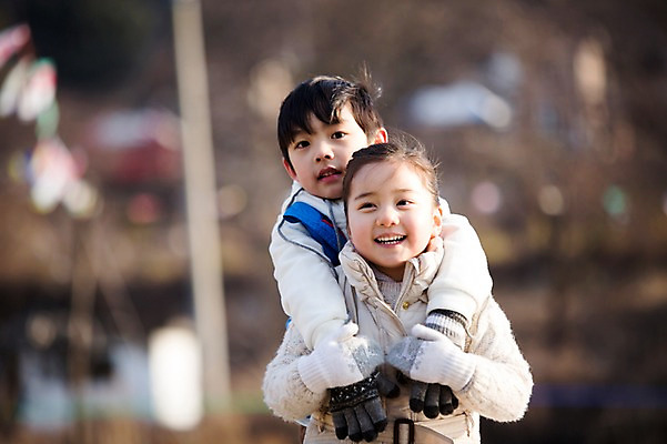포토 JPG 주간 응시 여자 남자 어린이 겨울 가족 웃음 소녀 소년 상반신 야외 두명 앞모습 아웃포커스 화목 한국인 가족라이프 즐거움 백허그 양평 어린이만 국내포토 자연요소 라이프스타일 시선 계절 감정 뷰포인트 컨셉 관계 포옹 촬영기법 표정 사람 동양인 경기도 파일형식