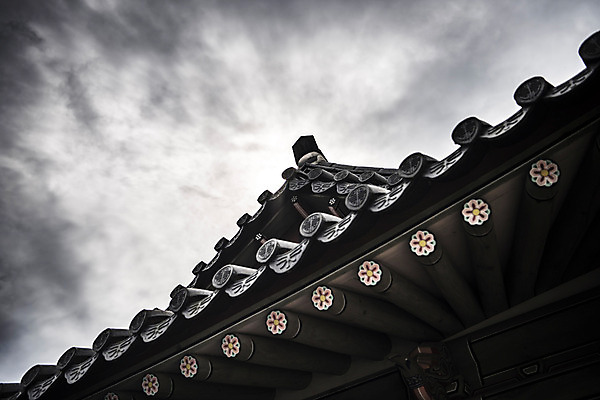 포토 JPG 주간 구름 한국문화 건축물 고건축 하늘 사람없음 야외 궁전 세계문화유산 문화재 가을 기와지붕 흐림 수원 화성시 국내포토 자연요소 동양문화 계절 건축 지붕 날씨 한국 기와 경기도 파일형식