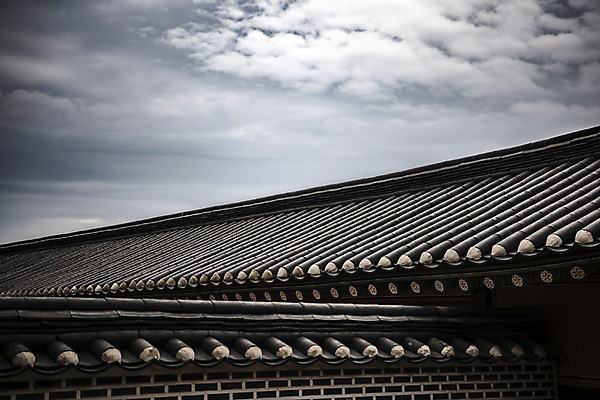 포토 JPG 주간 구름 한국문화 건축물 고건축 하늘 사람없음 야외 궁전 세계문화유산 문화재 가을 기와지붕 흐림 수원 화성시 국내포토 자연요소 동양문화 계절 건축 지붕 날씨 한국 기와 경기도 파일형식