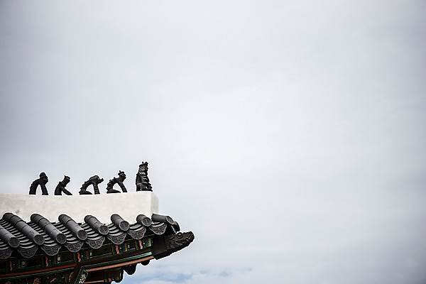 포토 JPG 주간 한국문화 건축물 고건축 사람없음 야외 세계문화유산 문화재 가을 기와지붕 수원 어처구니 지붕처마 화성시 국내포토 자연요소 동양문화 계절 건축 지붕 한국 기와 처마 경기도 파일형식