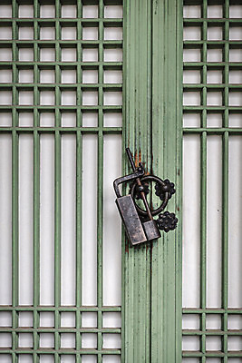 포토 JPG 주간 한국문화 건축물 고건축 자물쇠 사람없음 야외 세계문화유산 문화재 창호문 문걸이 수원 화성시 국내포토 자연요소 동양문화 건축 한국 문 경기도 파일형식