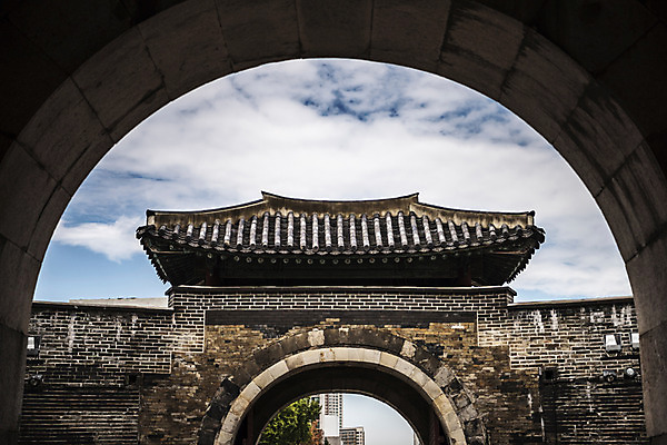 포토 JPG 주간 한국문화 건축물 고건축 풍경 사람없음 야외 문 세계문화유산 문화재 성 기와지붕 수원 장안문 화성시 국내포토 자연요소 동양문화 건축 지붕 한국 기와 경기도 파일형식