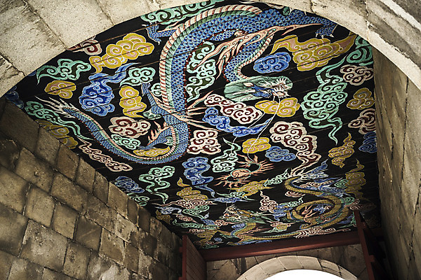 포토 JPG 주간 한국문화 건축물 고건축 사람없음 야외 세계문화유산 문화재 용 성 구름문양 수원 장안문 천장벽화 화성시 국내포토 자연요소 동양문화 문양 건축 한국 벽화 경기도 파일형식 구름_자연