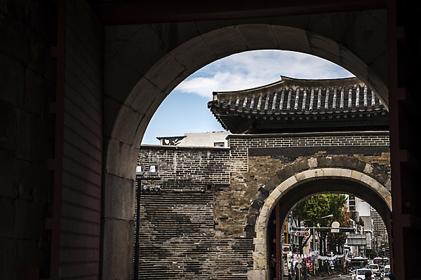 포토 JPG 주간 한국문화 건축물 고건축 사람없음 야외 세계문화유산 문화재 성 성벽 기와지붕 수원 장안문 화성시 국내포토 자연요소 동양문화 건축 지붕 한국 기와 경기도 파일형식