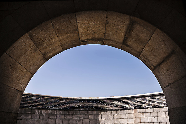 포토 JPG 주간 한국문화 건축물 고건축 사람없음 야외 세계문화유산 문화재 성 성벽 수원 장안문 화성시 국내포토 자연요소 동양문화 건축 한국 경기도 파일형식