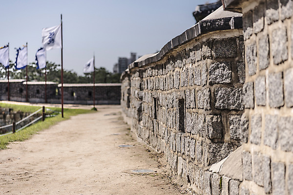 포토 JPG 주간 한국문화 건축물 고건축 사람없음 야외 세계문화유산 문화재 깃발 성 성벽 벽돌담 수원 성곽길 화성시 국내포토 자연요소 동양문화 건축 길 벽돌 한국 담장 경기도 파일형식