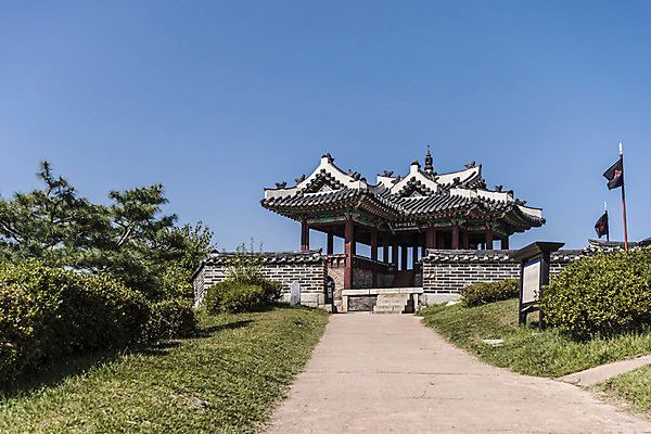 포토 JPG 주간 나무 한국문화 건축물 길 고건축 자연 풍경 사람없음 야외 세계문화유산 문화재 성 기와지붕 수원 화성시 방화수류정 국내포토 자연요소 식물 동양문화 건축 지붕 한국 기와 생태계 경기도 파일형식