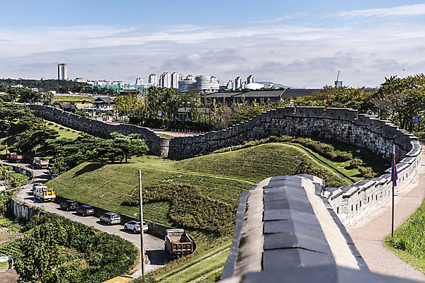 포토 JPG 주간 나무 한국문화 건축물 고건축 자연 풍경 사람없음 야외 세계문화유산 문화재 가을 성 벽돌담 수원 성곽길 화성시 국내포토 자연요소 식물 동양문화 계절 건축 길 벽돌 한국 담장 생태계 경기도 파일형식