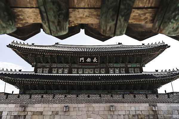 포토 JPG 주간 한국문화 한국전통 건축물 고건축 한국건축 지붕 풍경 사람없음 야외 세계문화유산 문화재 성 처마 기와지붕 수원 장안문 지붕처마 화성시 국내포토 자연요소 동양문화 전통 건축 한국 기와 경기도 파일형식