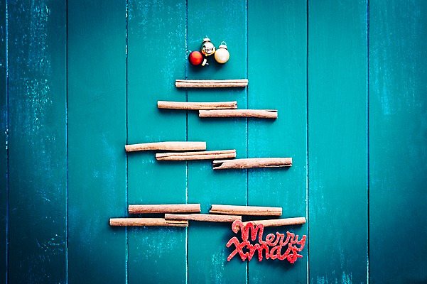 포토 JPG 스튜디오촬영 백그라운드 크리스마스 겨울 실내 이벤트 사람없음 방울 오브젝트 나무판자 시나몬 오너먼트 국내포토 계절 기념일 크리스마스장식 내부 목재 장식 파일형식