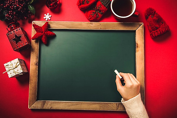 포토 JPG 스튜디오촬영 손 커피 장갑 백그라운드 크리스마스장식 크리스마스 겨울 프레임 털모자 실내 한명 이벤트 사람없음 신체부위 선물상자 커피잔 오브젝트 털장갑 미니칠판 방울모자 별장식 오너먼트 국내포토 모자_잡화 1 잡화 계절 기념일 별 음료 잔 선물 사람 내부 장식 상자 칠판 파일형식