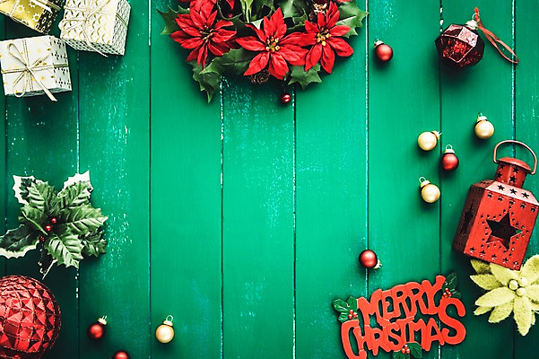 포토 JPG 스튜디오촬영 백그라운드 크리스마스장식 크리스마스 겨울 실내 이벤트 사람없음 선물상자 장식볼 방울 오브젝트 나무판자 포인세티아 민트색 오너먼트 국내포토 계절 기념일 꽃 컬러 선물 내부 목재 장식 상자 파일형식