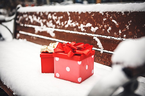 포토 JPG 스튜디오촬영 백그라운드 크리스마스 겨울 벤치 실내 이벤트 사람없음 선물상자 물방울무늬 눈 오브젝트 국내포토 자연요소 계절 기념일 무늬 의자 날씨 선물 내부 상자 파일형식