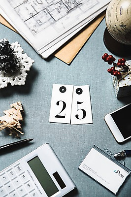 포토 JPG 스튜디오촬영 백그라운드 크리스마스장식 크리스마스 겨울 실내 이벤트 사람없음 선물상자 스마트폰 크리스마스트리 만년필 지구본 사무용품 계산기 달력 오브젝트 문서 사원증 오너먼트 국내포토 계절 기념일 비즈니스 문구용품 선물 내부 핸드폰 스마트기기 상자 펜 장비 파일형식