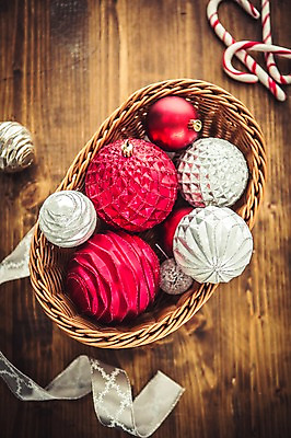 포토 JPG 스튜디오촬영 리본 백그라운드 크리스마스장식 크리스마스 겨울 실내 이벤트 사람없음 바구니 장식볼 오브젝트 지팡이사탕 오너먼트 국내포토 계절 기념일 사탕 내부 장식 파일형식